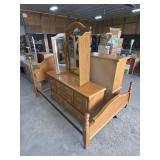 Vaughan Bassett Full Size Oak Bedroom Set.