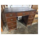 Vtg Traditional Kneehole Desk.
