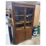 Vtg Traditional Style Mahogany Hutch.