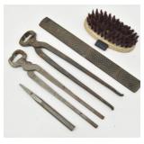Hoof Nippers, File, Brush & Screw Extrator