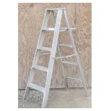 Step Ladder 4.5 Ft