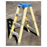 Extra Heavy Duty 4' Fiberglass 3-Step Ladder