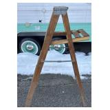 55ï¿½ tall wooden ladder