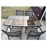 Outdoor patio table and four chairs does have