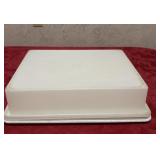 Tupperware cake container