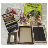 Large amount of picture frame/artificial flowers