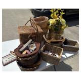 Large amount of wicker baskets/buckeyes necklace