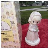 Precious moment, making spirits bright figurine