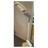 Adjustable LED floor lamp