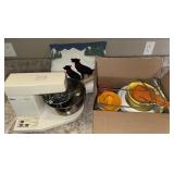 Kitchen blender, plastic bowls/measuring