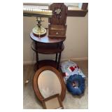 Small table, lamp, mirror, neck, pillow