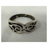 Beautiful Sterlng Silver Ring - Size 9