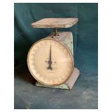 Vintage 25 lb. kitchen scale.