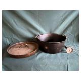 10 1/2" cast iron pot with American Camper cast iron lid