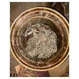 Bucket of loose chain