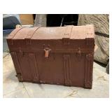Camelback trunk, has handles, tray
