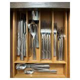 Stainless flatware set