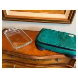 Pyrex Portables carrier and 2 Pyrex casserole dishes