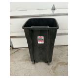 Rubbermaid Roughneck 50-gallon rolling trash can