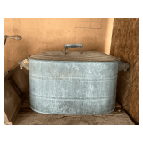 Vintage wash boiler with lid