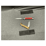 Lock back knife in sheath, red handle, needs oiled