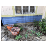 3 Trellis, 2 flower pots and tomato cages