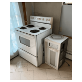 Magic Chef electric stove, Model CER1360AAW, 30" W x 26" D x 46" T