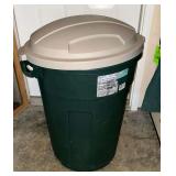 Cornerstone 32 gallon trash can with lid