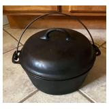 Cast iron dutch oven, diamond with B logo