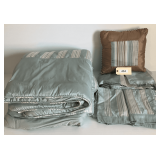 Queen Comforter   2 Shams   Dust Ruffle   Accent Pillow