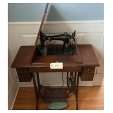 Vintage SINGER Sewing Machine In Cabinet   34