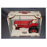 ERTL International Harvester Farmall 706