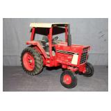 International Harvester 886