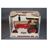 ERTL International Harvester 826