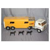 ERTL International Transtar II (White) and Vista Dome Horse Van Trailer (Yellow)