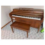 Upright piano w bench