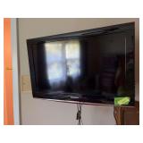Samsung 32” flatscreen tv w Roku No base, bring tools to remove from wall!
