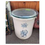 8 gallon Western Stoneware crock w glass topper and wire bail handles Excellent ring!!