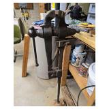 Antique post vise BRING TOOLS TO REMOVE