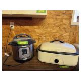 Insta pot and elec roaster w/3  pan insert