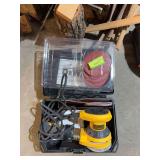 Like new Dewalt D26451 pad sander, case and sanding pads