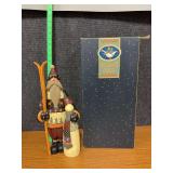 Williraye Studio figurine “Santa Holding Skis with Snowman”