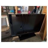 LG 42" flat screen TV w remote Model 42LC2D