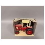 1:16 scale Ertl International 1586 tractor w cab