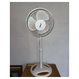 Oscillating floor fan