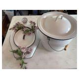 Enemal pail w lid and and enamel urinal w lid