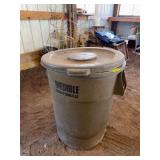 Brute trash can w lid
