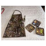 Men’s apron w 3 potholders Apron has water repellent backing