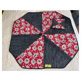 Centerpiece 34x34 w a pair of matching hot pads