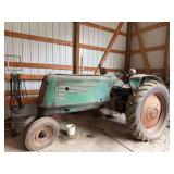 Oliver Row Crop 70 tractor 1947? Has NOT BEEN RUNNING in many years May be stuck, tires flat, flat top fenders